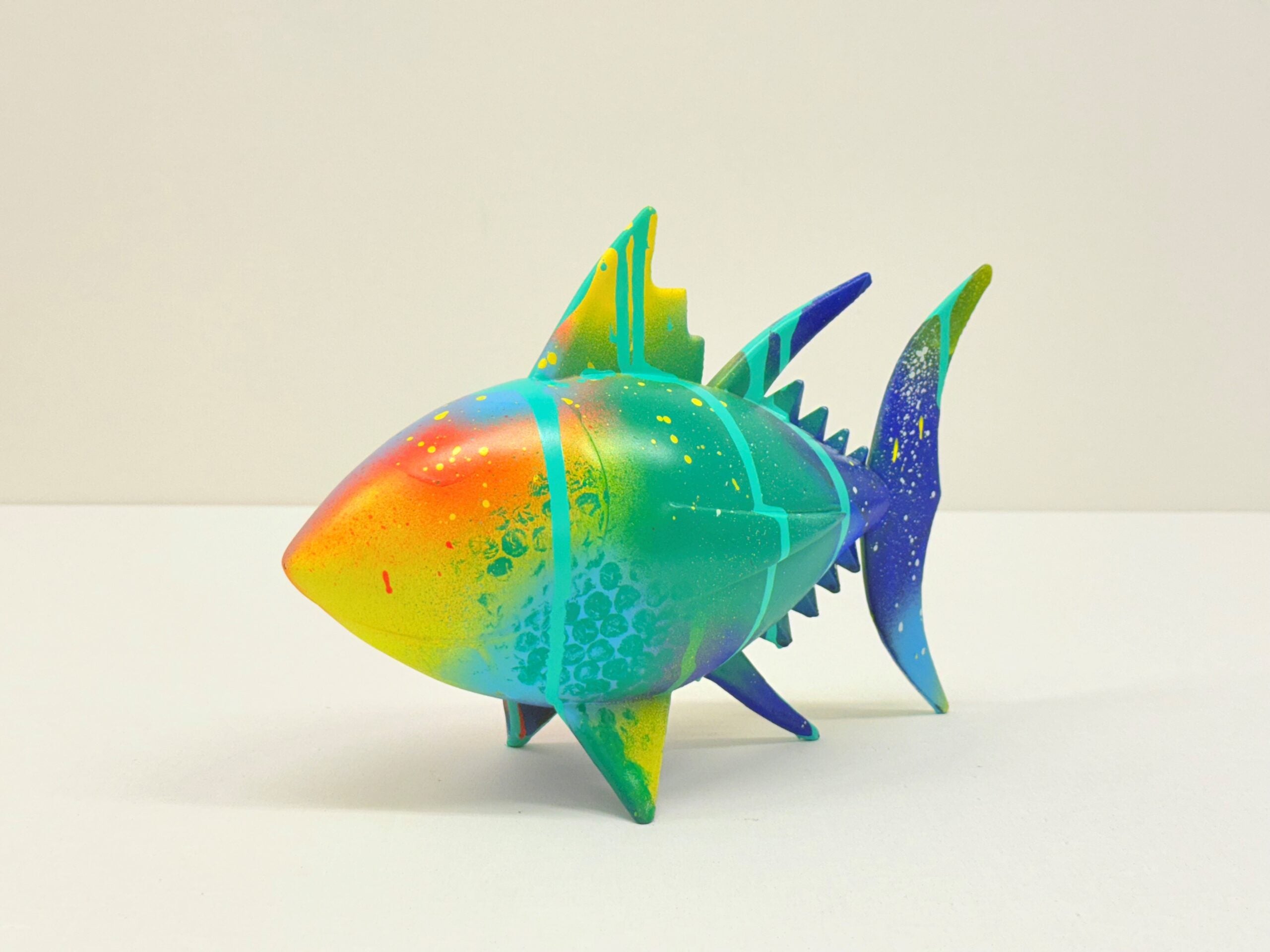 Escultura atún de colores 5