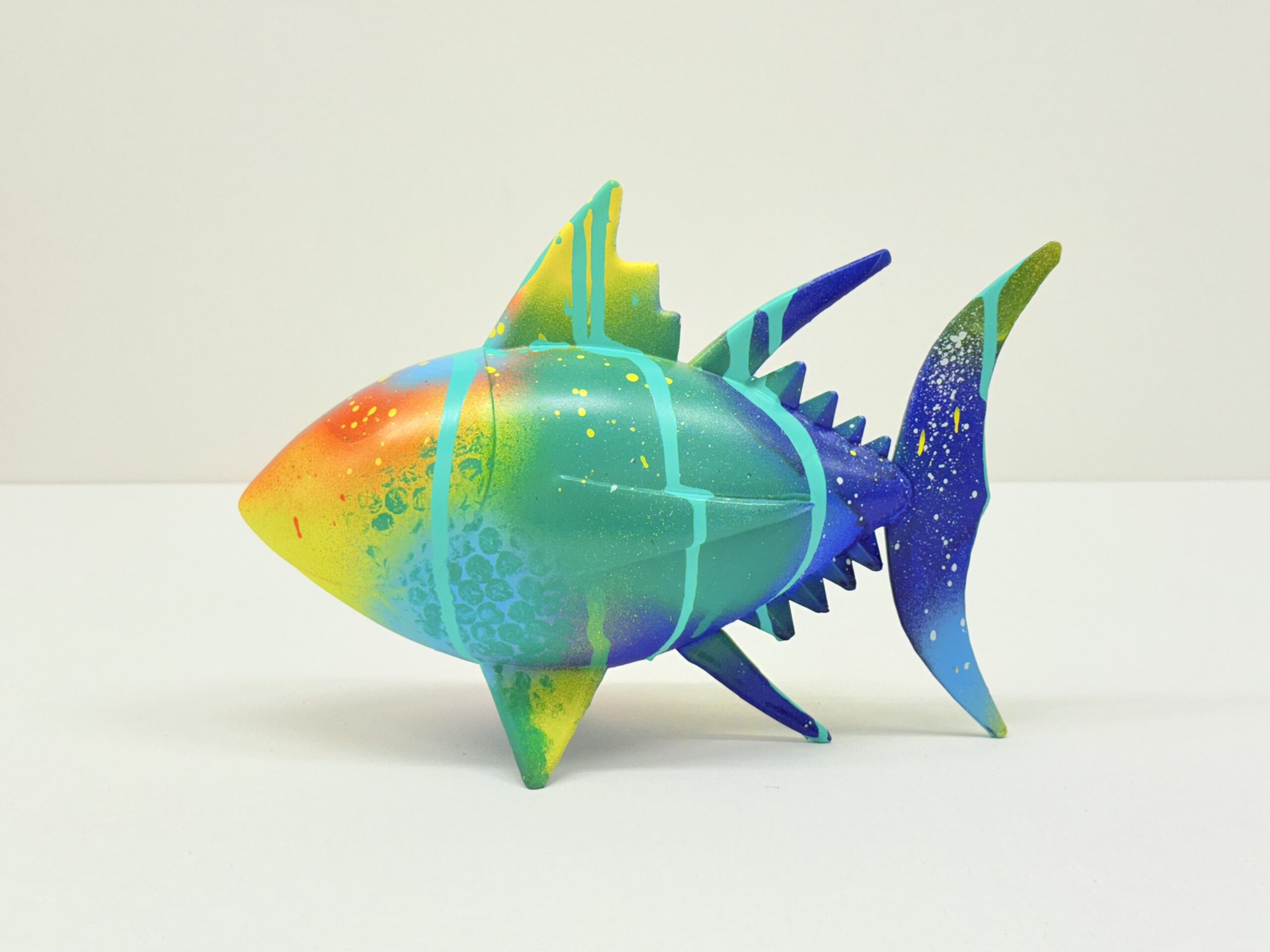 Escultura atún de colores 5