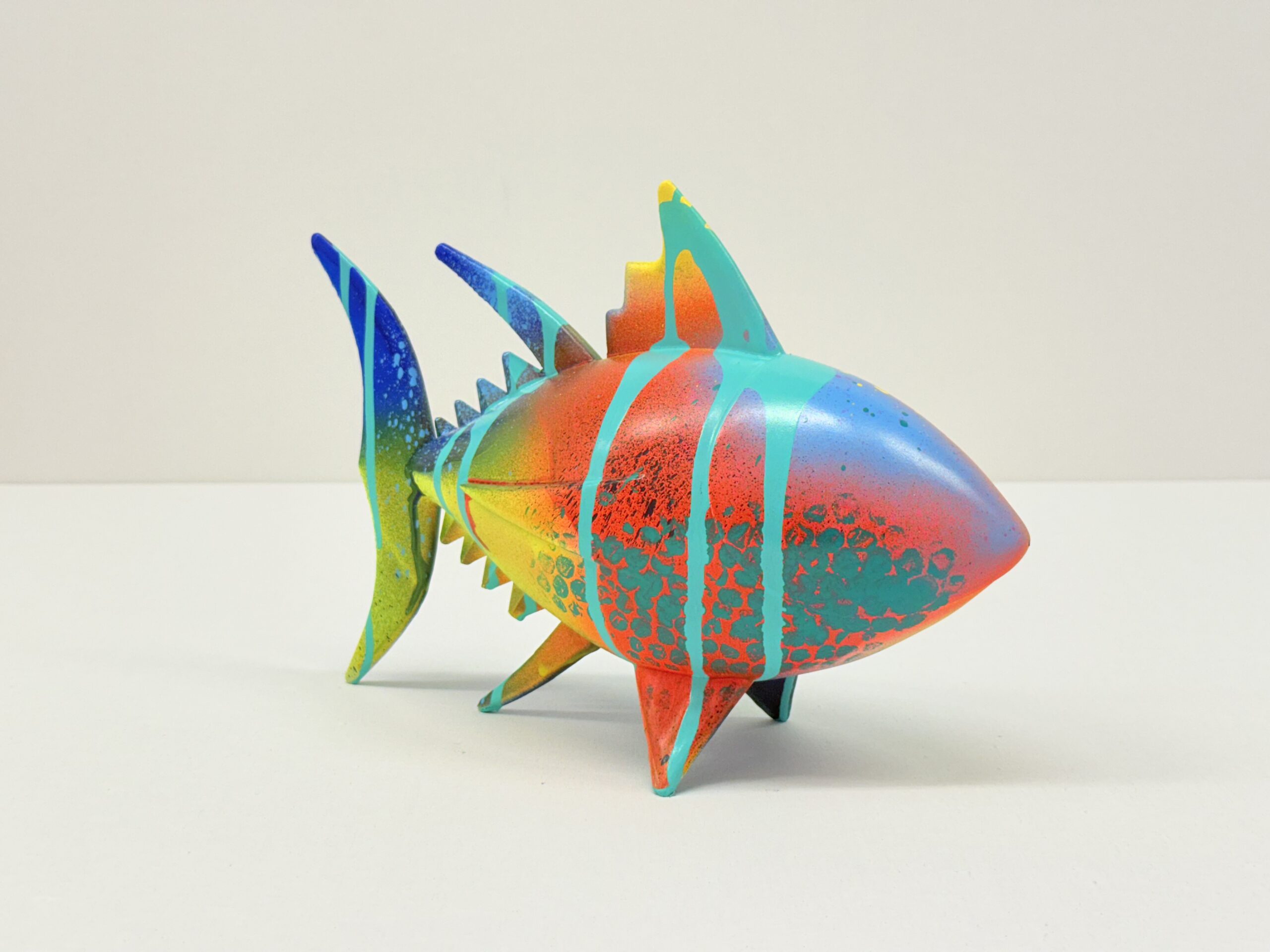 Escultura atún de colores 5