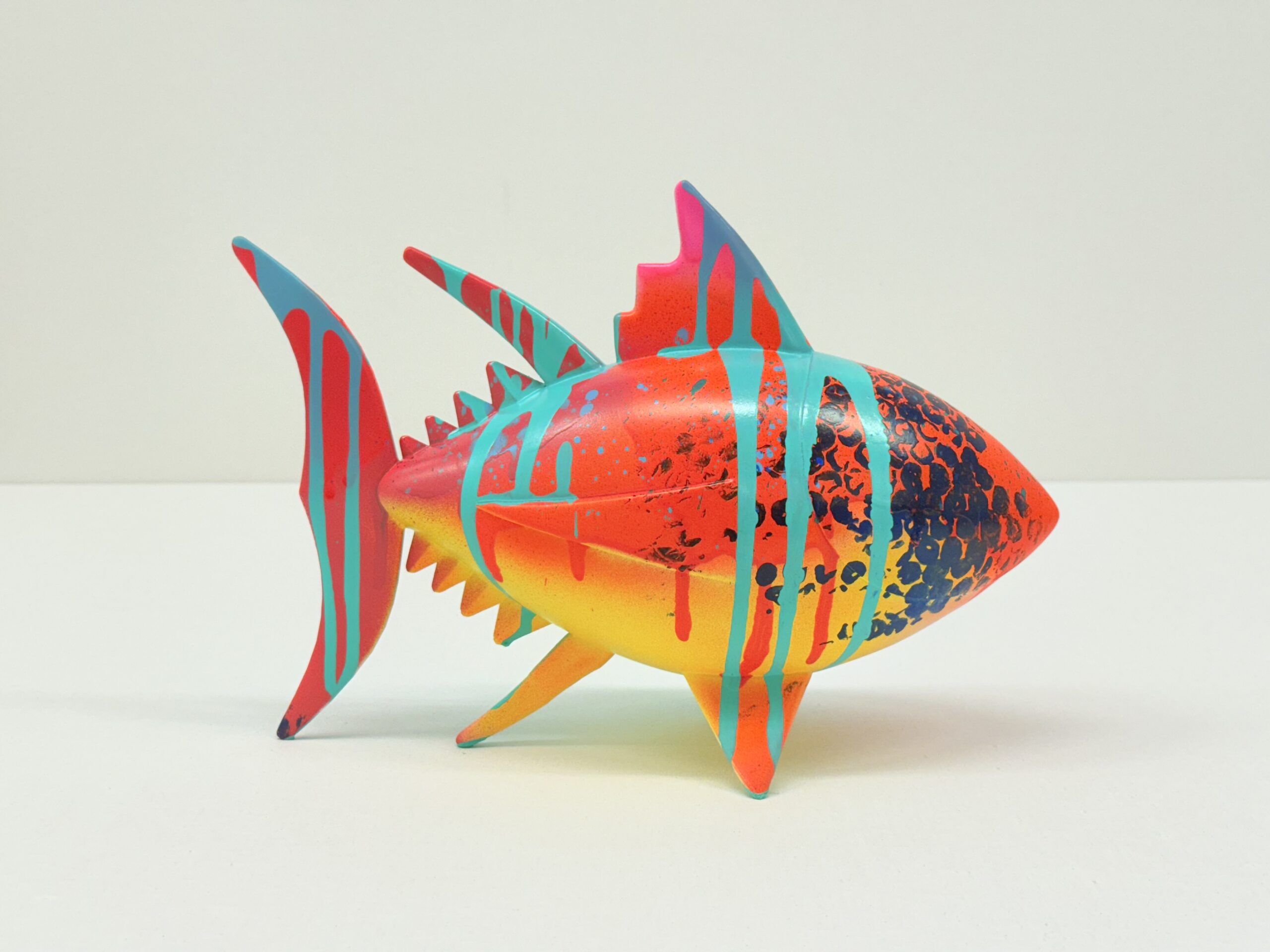 Escultura atún de colores 6