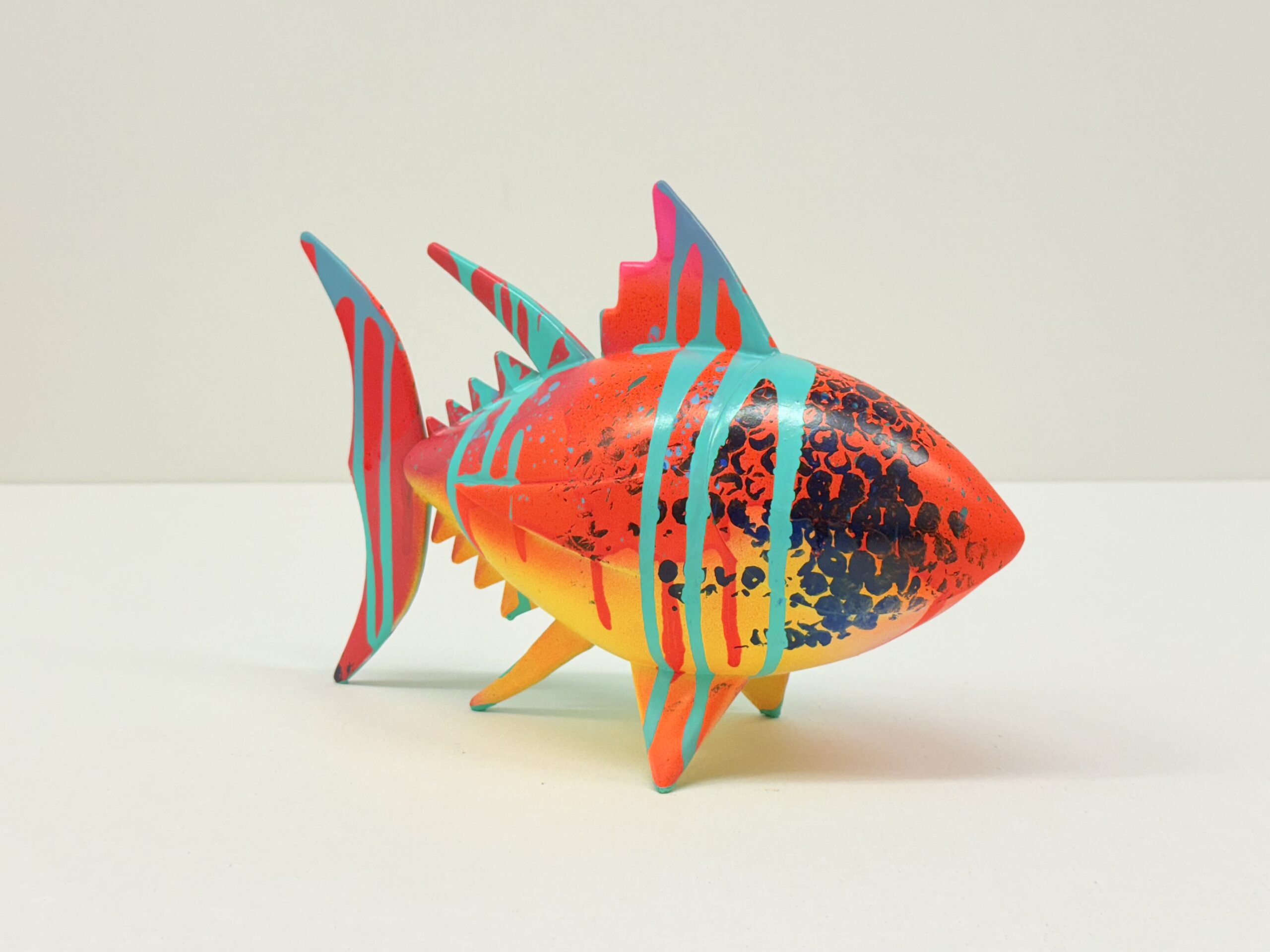 Escultura atún de colores 6