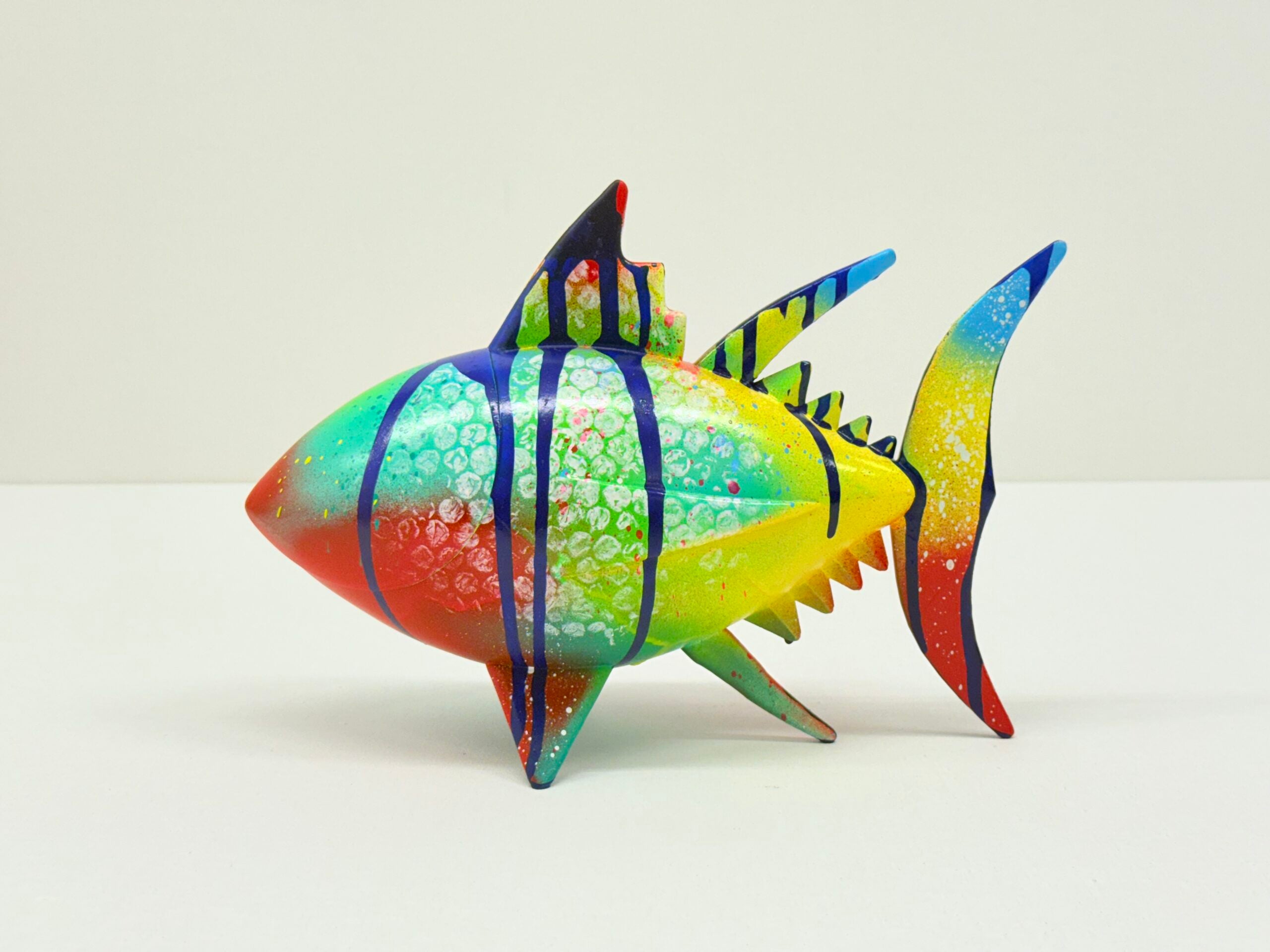 Escultura atún de colores 1