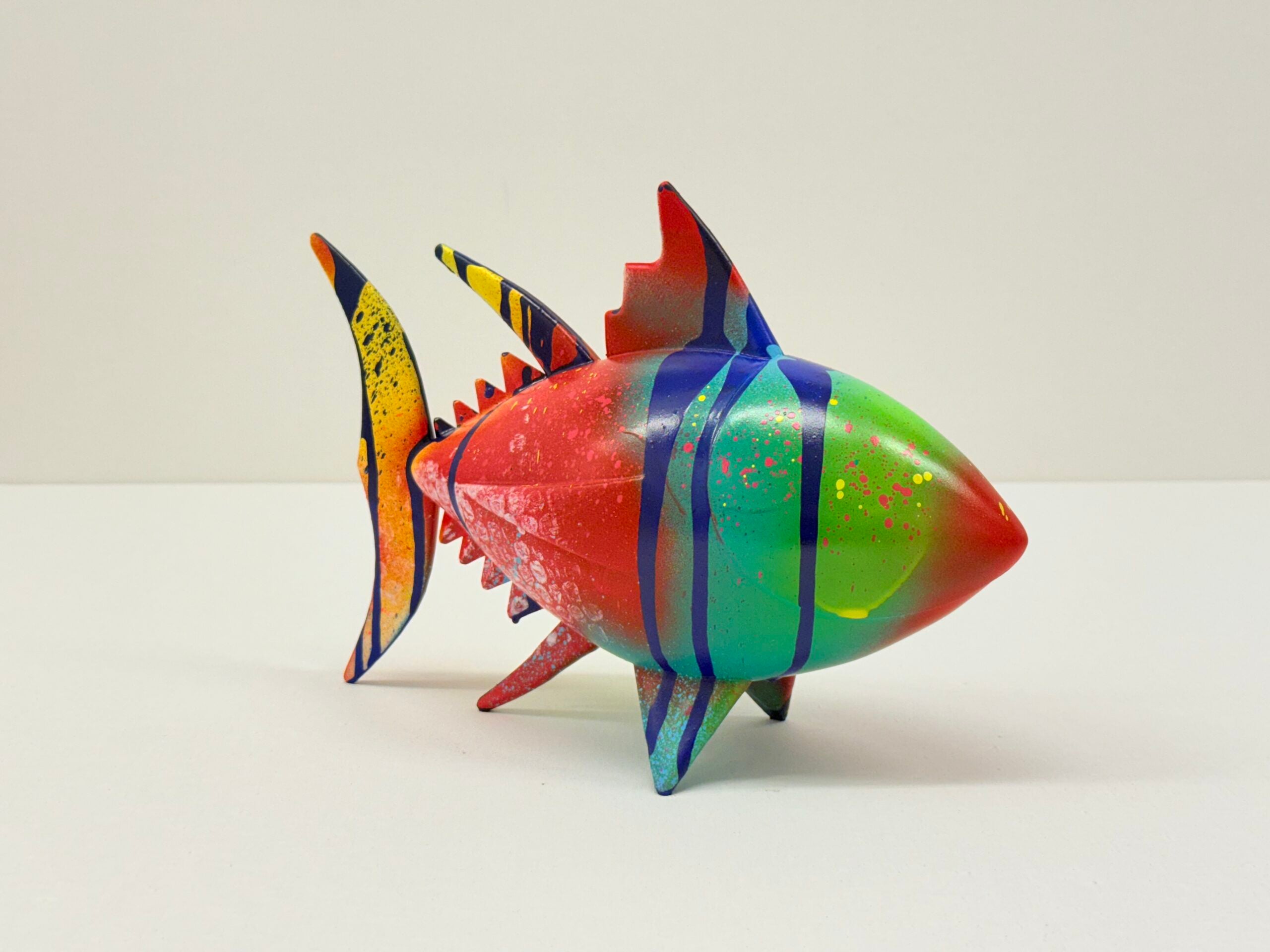 Escultura atún de colores 1